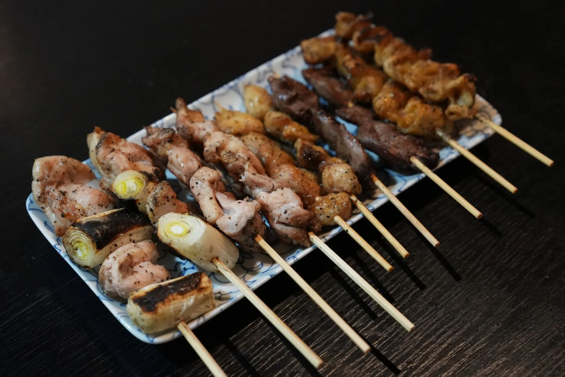 焼き鳥と中華料理の豊富なメニュー